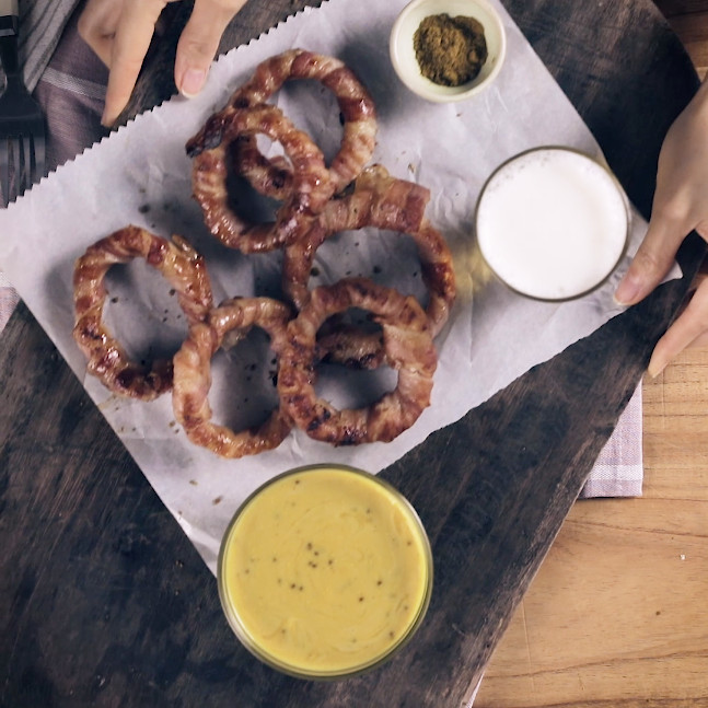 Aros de cebolla con panceta