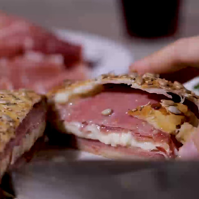 Provolone relleno con Jamón crudo